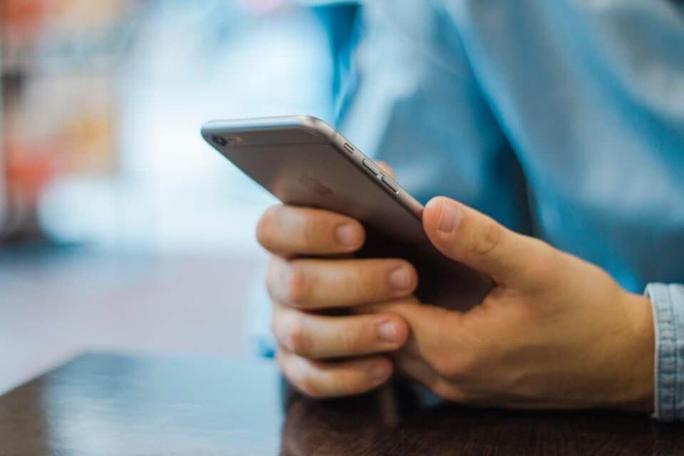 スマホを操作する手