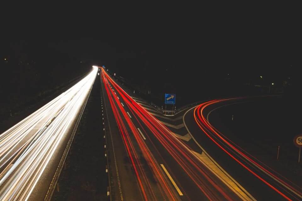 夜の道路の光